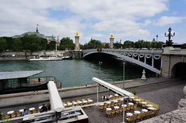 Париж Франция 2015 Вид Парижское Уличное Кафе Набережную Сены Мост — стоковое фото