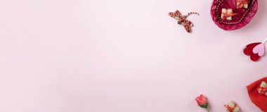 Kompozisyon, sevgililer günü için bir takım eşyalar, tüm sevgililer, kadınlar günü. Metin için yer, Üst Manzara. Uzayı kopyala Düz yat. Yatay pankart boş