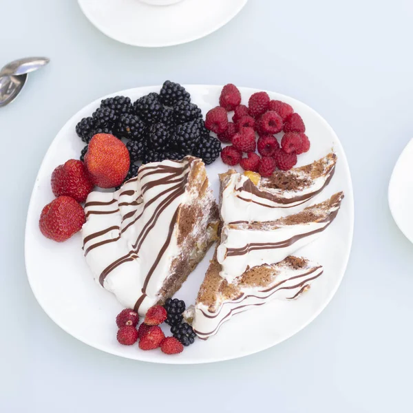 Édes torta friss bogyókkal, fehér háttérrel. Felülnézet — Stock Fotó