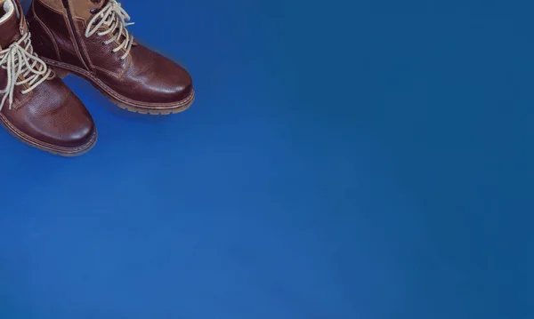 Plano disposición de los accesorios de cuero para hombre. Símbolo de cuero de cazadores y brutalidad, sujetos militares sobre un fondo azul oscuro - azul clásico . — Foto de Stock