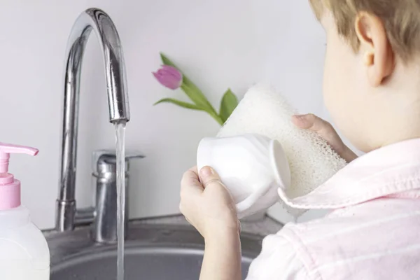 Primo Piano Mani Bambini Che Lavano Piatti Una Tazza Aiuto — Foto Stock