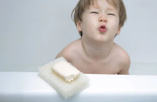 Σαπούνι Σημάδια Δοντιών Από Κοντά Ένα Μικρό Παιδί Δάγκωσε Σαπούνι — Φωτογραφία Αρχείου