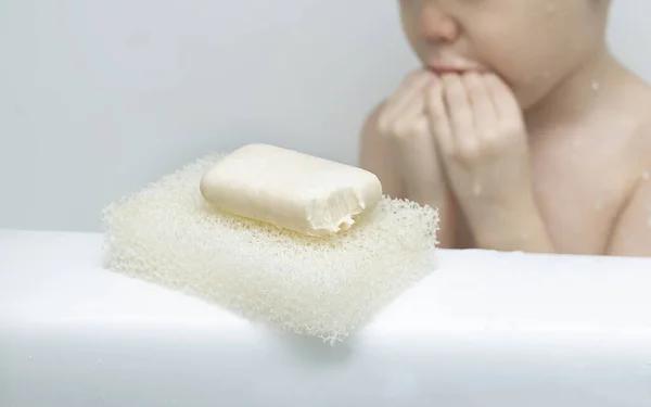 Diş Izli Sabun Yakın Plan Küçük Çocuk Bir Kalıp Sabunu — Stok fotoğraf