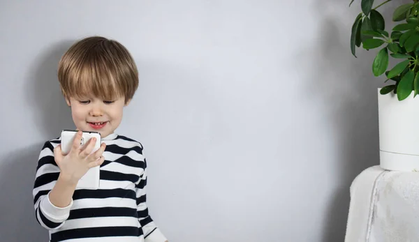 Pequeño Niño Europeo Niño Rubio Juega Mira Teléfono Celular Del — Foto de Stock