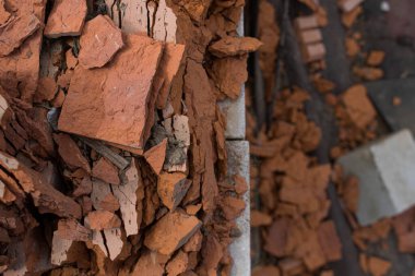 Kırık kırmızı tuğlaların arkaplanı kapat.