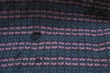 Yünden yapılmış bir giysi deliği. Kusur, evlilik ya da böcek güvesi kavramı