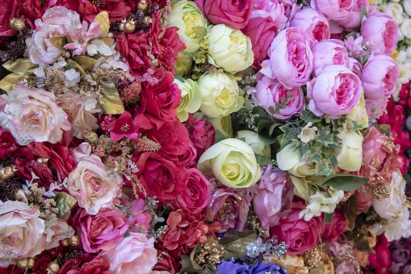 Arka plan için güzel kumaş suni çiçekler. Satılık sayaç.