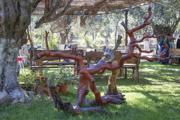 Escultura cortada y barnizada hecha de ramas de árboles . — Foto de Stock