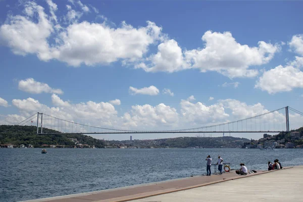 Istanbul Deuxième pont du Bosphore. Vue du pont Fatih Sultan Mehmet et des bâtiments résidentiels depuis le bateau de croisière Bosphore. — Photo