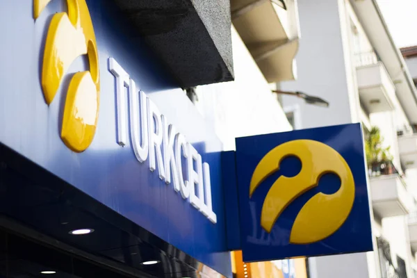 ISTANBUL, TURQUÍA - 11 de noviembre de 2019: TURKCELL sign Turkcell es un operador de telefonía móvil turco que tiene más de 34 millones de suscriptores — Foto de Stock