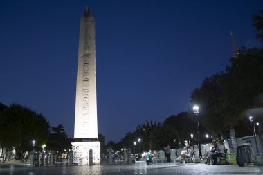 İstanbul, Türkiye - Ekim-Haziran 2019: Obelisk, Sultan Ahmet Meydanı. Turistler bakınıyor.