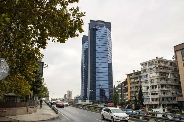 Istambul, Turquia - Novembro-10.2019: Pessoas andando na beira da estrada e arranha-céus no distrito de Levent . — Fotografia de Stock