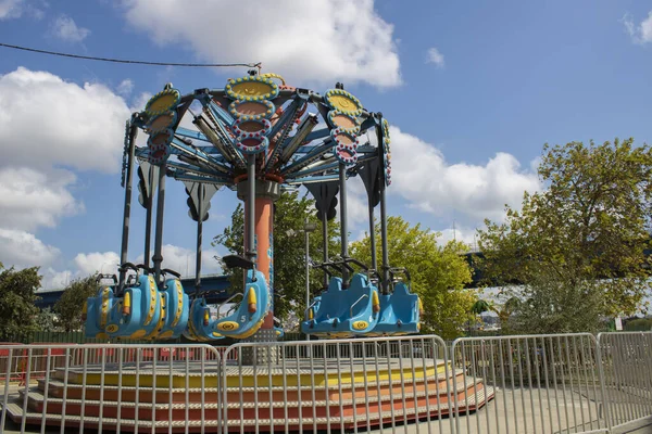 Istambul, Turquia - setembro-11,2019: Plano de formigas Merry-go-round. Colorido e modelado. Dá a volta a um centro . — Fotografia de Stock