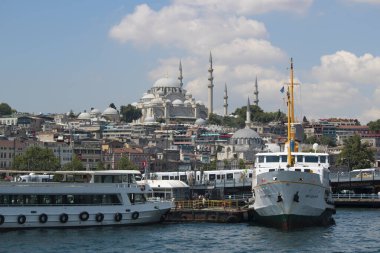Şehir manzarası ve vapur. 