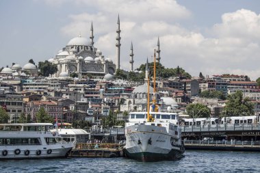 Şehir manzarası ve vapur. 