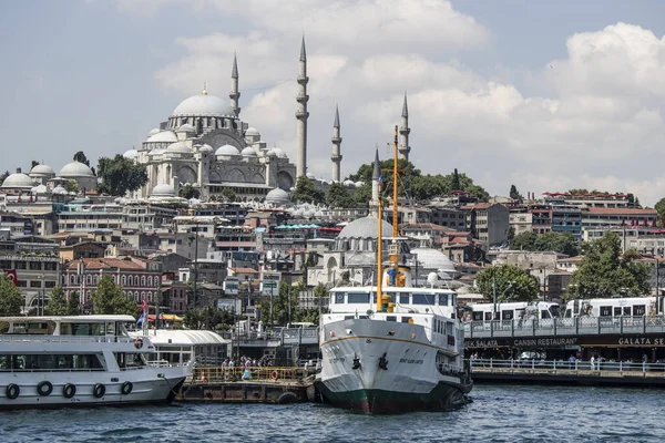 Şehir manzarası ve vapur. 