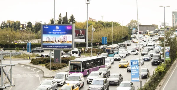 土耳其伊斯坦布尔- 2019年11月10日：在Zincirlikuyu地区发生的交通事件。 拥挤的城市. — 图库照片