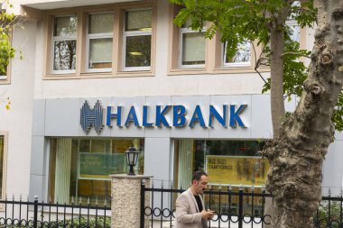 İstanbul, Türkiye - Kasım-10.2019: Halkbank bir kamu bankası. Levent 'te bulunan bakanın dış görünüşünün fotoğrafı. Ağaçların arasında..