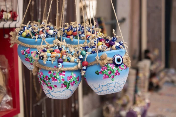 Estambul, Turquía - Octubre-9.2019: Pequeños cubos decorativos de colores que se venden en la tienda. color colgando con cuerdas . — Foto de Stock