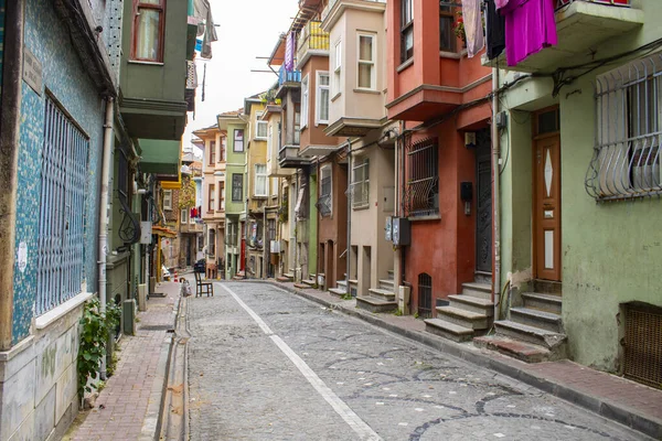 İstanbul, Türkiye - Ekim-16. 2019: Balat bölgesi tarihi bir yerleşim yeri.
