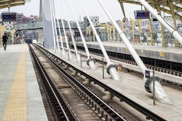 Isztambul, Törökország - 2019. november-10.: Metro station on Eminonu district estuary bridge. A metróval utazók várnak.. — Stock Fotó