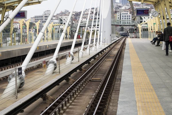 Istanbul, Turkiet - november-10.2019: Tunnelbanestation vid Eminonu distriktsbro. Människor som reser med tunnelbana väntar. — Stockfoto