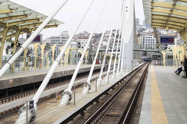 İstanbul, Türkiye - Kasım-10.2019: Eminonu ilçe köprüsündeki metro istasyonu. Metroyla seyahat eden insanlar bekliyor..