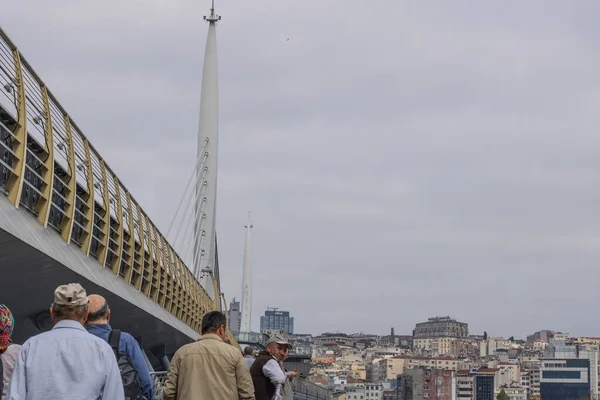 Istambul, Turquia - Outubro-16,2019: Istambul, Turquia, Golden Horn Halic Metro Bridge at closed sky. A ponte liga os distritos de Beyo lu e Fatih do lado europeu de Istambul — Fotografia de Stock