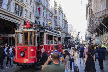 İstiklal, Türkiye - 13-13 Ekim 2019: İstiklal Caddesi ve alışveriş.