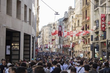 İstiklal, Türkiye - Ekim-13-2019: aksim İstiklal Caddesi, 25 Mayıs 2011, İstanbul, Türkiye. Taksim İstiklal Caddesi İstanbul 'da popüler bir turizm beldesi.