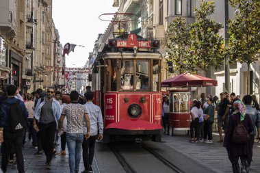 İstiklal, Türkiye - 13-13 Ekim 2019: İstiklal Caddesi ve alışveriş.