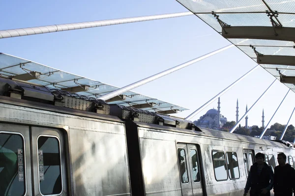 Isztambul, Törökország - 2019. november-10.: Metro station on Eminonu district estuary bridge. A metróval utazók várnak.. — Stock Fotó