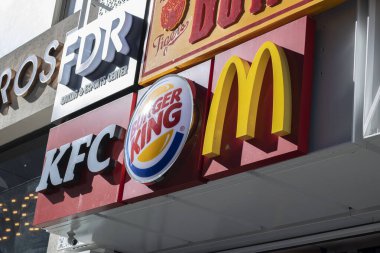 İstiklal, Türkiye - Ekim-13-2019: Mcdonalds, Kfc, Burger King logoları binanın duvarında birlikte asılı.