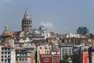 İstanbul, Türkiye - Temmuz-31. 2019: Galata kulesi ve aşağıdaki binalarla birlikte.