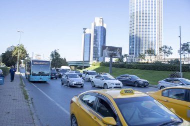 İstanbul, Türkiye - Kasım-10.2019: Levent ilçesinde yol kenarında ve gökdelenlerde yürüyen insanlar.