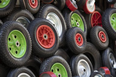 İstanbul, Türkiye - 11 Eylül 2019: Bir sürü lastik tekerlekli el arabası.