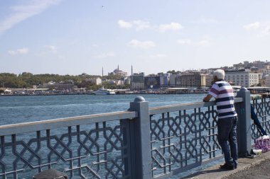İstanbul, Türkiye - 11 Eylül 2019: Galata Köprüsü 'nde adam balıkçılığı. Arka planda Ayasofya ve deniz.