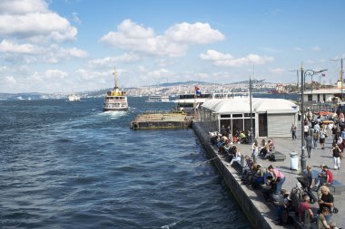 İstanbul, Türkiye - 11 Eylül 2019: Şehir manzarası ve vapur.