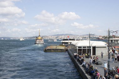 İstanbul, Türkiye - 11 Eylül 2019: Şehir manzarası ve vapur.