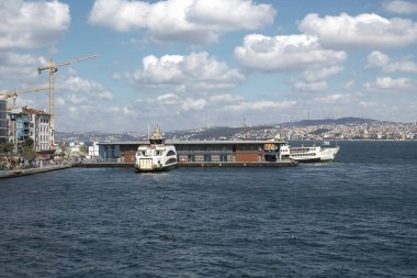 İstanbul, Türkiye - 11 Eylül 2019 Karaköy yolcu iskelesi. Galata Köprüsü 'nü ele geçirdiler..