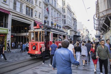 İstiklal, Türkiye - 13-13 Ekim 2019: İstiklal Caddesi ve alışveriş.