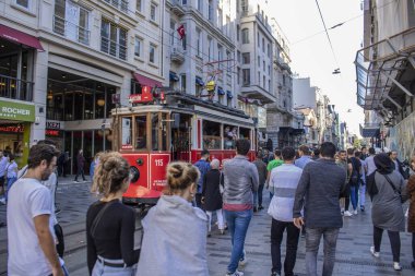 İstiklal, Türkiye - 13-13 Ekim 2019: İstiklal Caddesi ve alışveriş.