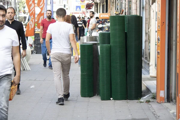 Estambul, Turquía - Septiembre-11.. 2019: Gran mercado de persembe en Karakoy. Se venden accesorios para el hogar y ferreterías . — Foto de Stock