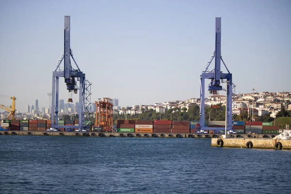 Стамбул, Туреччина -Джулі- 07, 2019: Haydarpasa Port в Стамбулі, Туреччина. Термінал є головним торговельним портом в азіатській частині міста.. — стокове фото