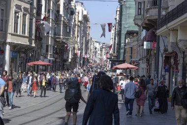 İstiklal, Türkiye - 13-13 Ekim 2019: İstiklal Caddesi ve alışveriş.