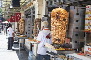 İstanbul, Türkiye - Ağustos 01.2019: İstanbuls Taksim 'de bulunan kebapçılar. Taki' de çok turist çeken bir yer. Tarihi binaları ve kiliseleriyle ünlüdür..