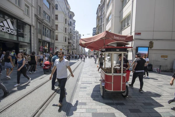 Istiklal, Turquía - Octubre-13,2019: Istiklal Street y compras . — Foto de Stock
