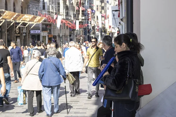 Istiklal, Turquía - Octubre-13,2019: Istiklal Street y compras . — Foto de Stock