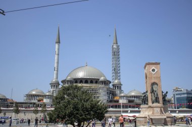 İstanbul, Türkiye - 1 Ağustos 2019: Taksim Meydanı turistik bir bölge. Taksim Meydanı 'nda yeni bir cami inşaatı.