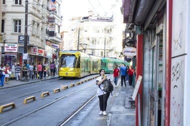 İstanbul, Türkiye - Eylül-11. 2019: Sirkeci bölgesi turistik bir yer. Tramvay hattı sokağın ortasından geçiyor..
